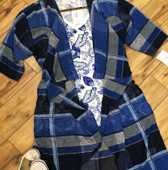 LuLaRoe Tops - 😱😍 RARE NWT Lularoe Blue Buffalo Plaid Shirley